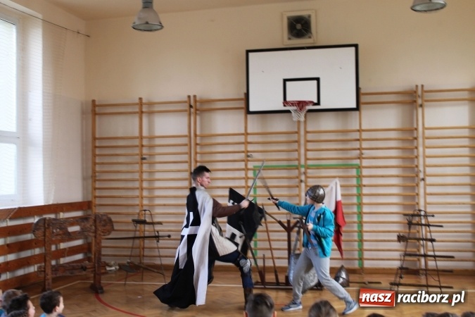 Zdjęcie w galerii na portalu naszraciborz.pl: Żywa lekcja historii w ZSP nr 3 na Płoni  wiadomości z regionu