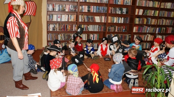Zdjęcie w galerii na portalu naszraciborz.pl: Ahoj, ku nowej przygodzie, czyli Nocka w bibliotece w Markowicach wiadomości z regionu