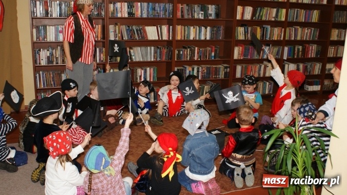 Zdjęcie w galerii na portalu naszraciborz.pl: Ahoj, ku nowej przygodzie, czyli Nocka w bibliotece w Markowicach wiadomości z regionu