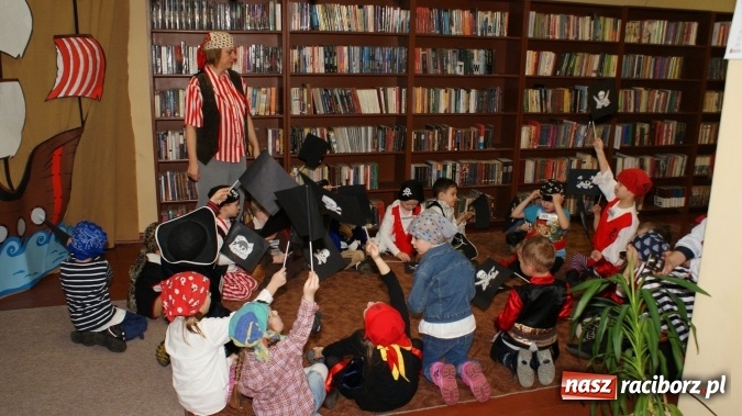 Zdjęcie w galerii na portalu naszraciborz.pl: Ahoj, ku nowej przygodzie, czyli Nocka w bibliotece w Markowicach wiadomości z regionu