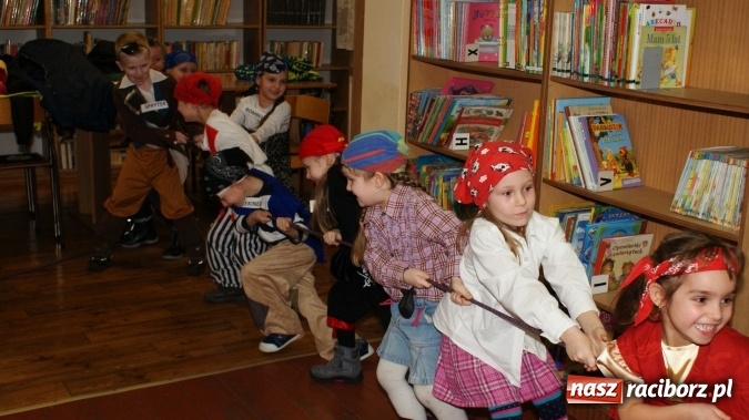 Zdjęcie w galerii na portalu naszraciborz.pl: Ahoj, ku nowej przygodzie, czyli Nocka w bibliotece w Markowicach wiadomości z regionu