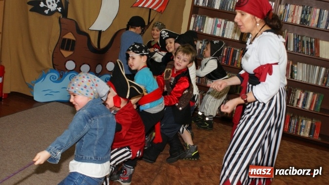 Zdjęcie w galerii na portalu naszraciborz.pl: Ahoj, ku nowej przygodzie, czyli Nocka w bibliotece w Markowicach wiadomości z regionu