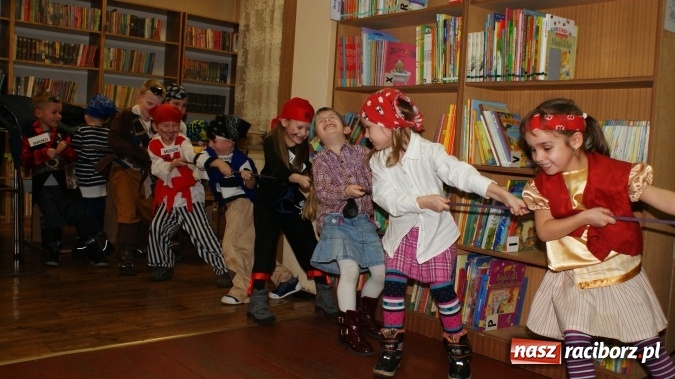 Zdjęcie w galerii na portalu naszraciborz.pl: Ahoj, ku nowej przygodzie, czyli Nocka w bibliotece w Markowicach wiadomości z regionu