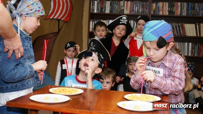 Zdjęcie w galerii na portalu naszraciborz.pl: Ahoj, ku nowej przygodzie, czyli Nocka w bibliotece w Markowicach wiadomości z regionu