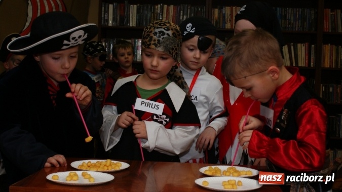 Zdjęcie w galerii na portalu naszraciborz.pl: Ahoj, ku nowej przygodzie, czyli Nocka w bibliotece w Markowicach wiadomości z regionu