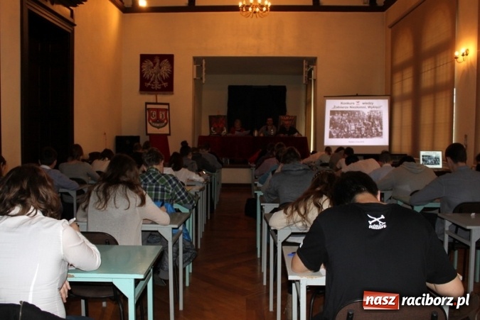 Zdjęcie w galerii na portalu naszraciborz.pl: W Gimnazjum nr 5 odbył się konkurs gimnazjalny o Żołnierzach Wyklętych wiadomości z regionu