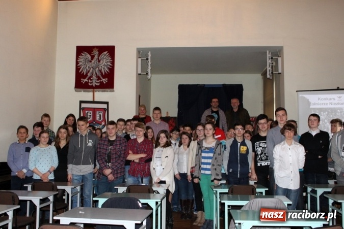 Zdjęcie w galerii na portalu naszraciborz.pl: W Gimnazjum nr 5 odbył się konkurs gimnazjalny o Żołnierzach Wyklętych wiadomości z regionu