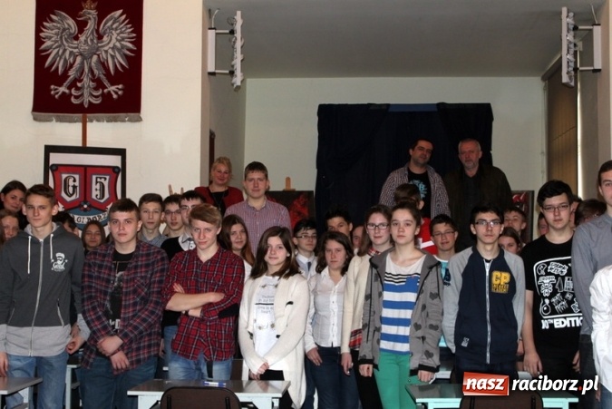 Zdjęcie w galerii na portalu naszraciborz.pl: W Gimnazjum nr 5 odbył się konkurs gimnazjalny o Żołnierzach Wyklętych wiadomości z regionu