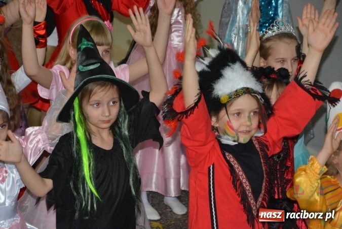 Zdjęcie w galerii na portalu naszraciborz.pl: Wielki bal maskowy w szkole na Ostrogu wiadomości z regionu