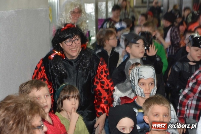 Zdjęcie w galerii na portalu naszraciborz.pl: Wielki bal maskowy w szkole na Ostrogu wiadomości z regionu