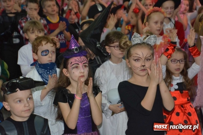 Zdjęcie w galerii na portalu naszraciborz.pl: Wielki bal maskowy w szkole na Ostrogu wiadomości z regionu