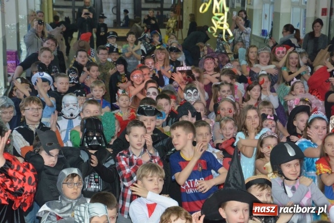 Zdjęcie w galerii na portalu naszraciborz.pl: Wielki bal maskowy w szkole na Ostrogu wiadomości z regionu