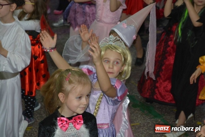 Zdjęcie w galerii na portalu naszraciborz.pl: Wielki bal maskowy w szkole na Ostrogu wiadomości z regionu