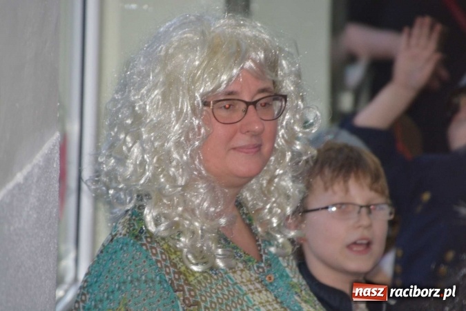 Zdjęcie w galerii na portalu naszraciborz.pl: Wielki bal maskowy w szkole na Ostrogu wiadomości z regionu