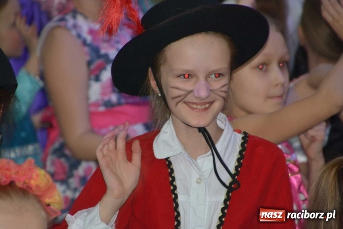 Zdjęcie w galerii na portalu naszraciborz.pl: Wielki bal maskowy w szkole na Ostrogu wiadomości z regionu