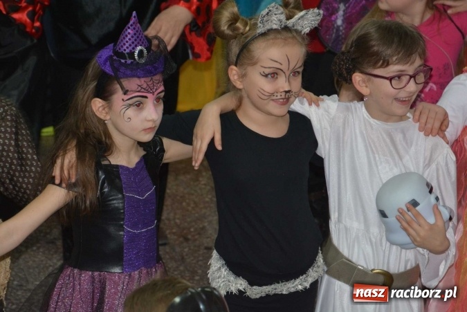 Zdjęcie w galerii na portalu naszraciborz.pl: Wielki bal maskowy w szkole na Ostrogu wiadomości z regionu