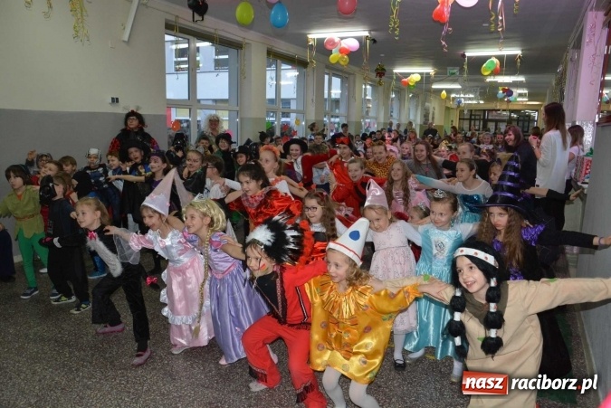 Zdjęcie w galerii na portalu naszraciborz.pl: Wielki bal maskowy w szkole na Ostrogu wiadomości z regionu