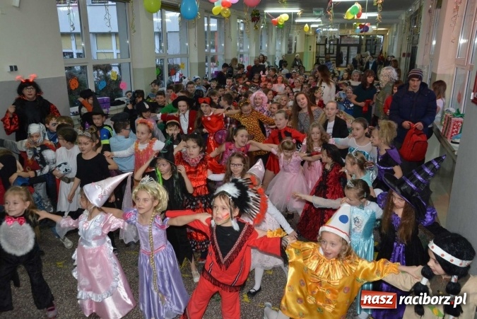 Zdjęcie w galerii na portalu naszraciborz.pl: Wielki bal maskowy w szkole na Ostrogu wiadomości z regionu