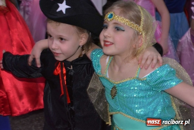 Zdjęcie w galerii na portalu naszraciborz.pl: Wielki bal maskowy w szkole na Ostrogu wiadomości z regionu
