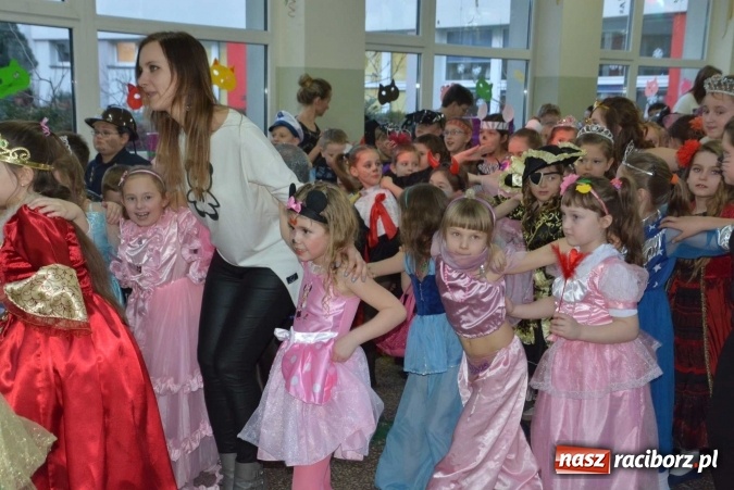 Zdjęcie w galerii na portalu naszraciborz.pl: Wielki bal maskowy w szkole na Ostrogu wiadomości z regionu