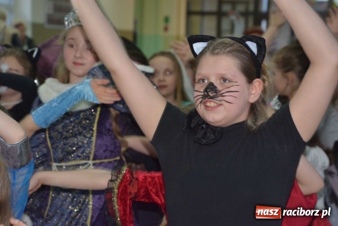 Zdjęcie w galerii na portalu naszraciborz.pl: Wielki bal maskowy w szkole na Ostrogu wiadomości z regionu