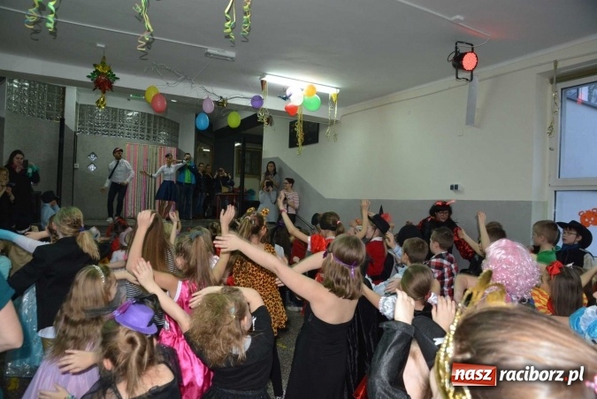 Zdjęcie w galerii na portalu naszraciborz.pl: Wielki bal maskowy w szkole na Ostrogu wiadomości z regionu
