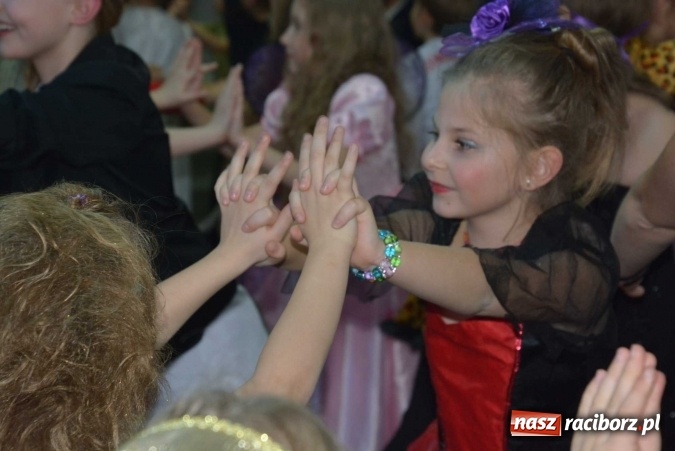 Zdjęcie w galerii na portalu naszraciborz.pl: Wielki bal maskowy w szkole na Ostrogu wiadomości z regionu