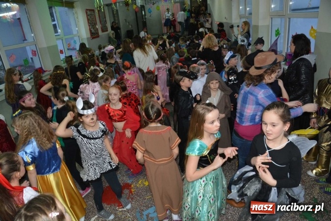 Zdjęcie w galerii na portalu naszraciborz.pl: Wielki bal maskowy w szkole na Ostrogu wiadomości z regionu