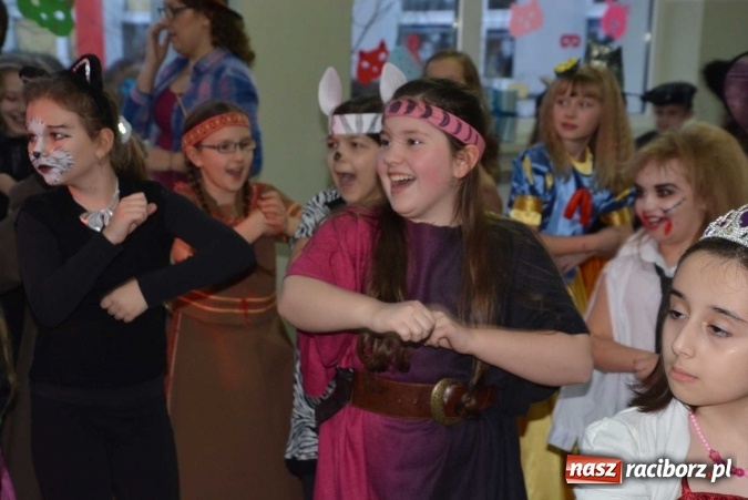 Zdjęcie w galerii na portalu naszraciborz.pl: Wielki bal maskowy w szkole na Ostrogu wiadomości z regionu
