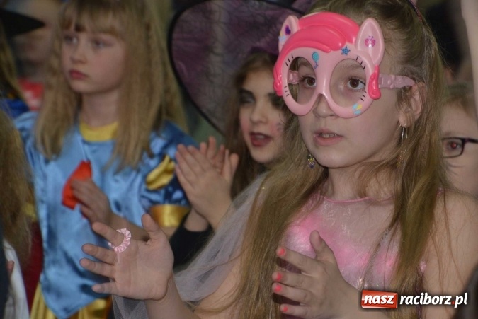 Zdjęcie w galerii na portalu naszraciborz.pl: Wielki bal maskowy w szkole na Ostrogu wiadomości z regionu