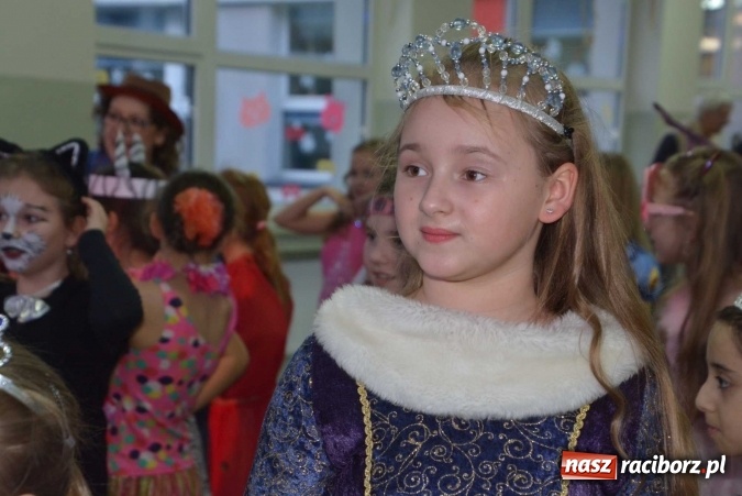 Zdjęcie w galerii na portalu naszraciborz.pl: Wielki bal maskowy w szkole na Ostrogu wiadomości z regionu