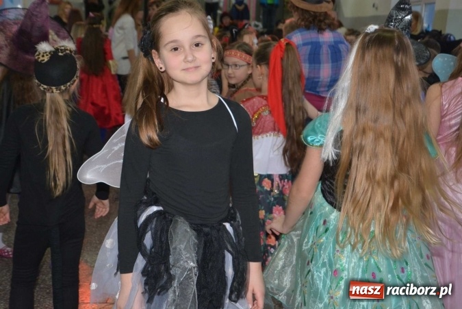 Zdjęcie w galerii na portalu naszraciborz.pl: Wielki bal maskowy w szkole na Ostrogu wiadomości z regionu