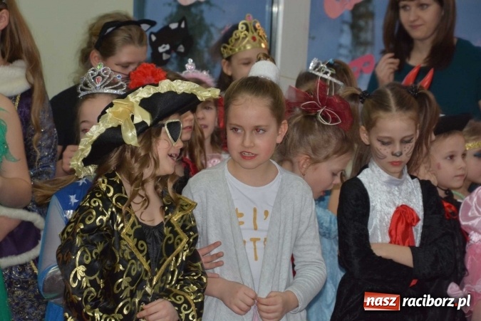 Zdjęcie w galerii na portalu naszraciborz.pl: Wielki bal maskowy w szkole na Ostrogu wiadomości z regionu