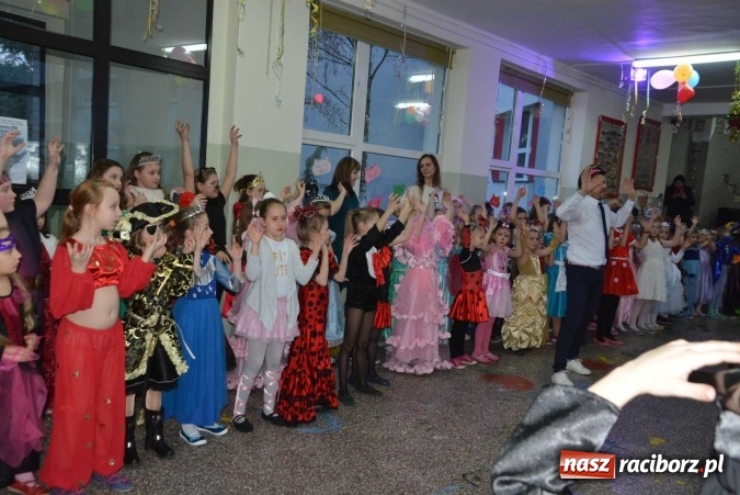 Zdjęcie w galerii na portalu naszraciborz.pl: Wielki bal maskowy w szkole na Ostrogu wiadomości z regionu
