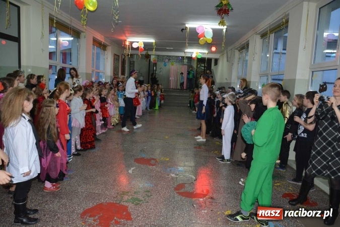 Zdjęcie w galerii na portalu naszraciborz.pl: Wielki bal maskowy w szkole na Ostrogu wiadomości z regionu