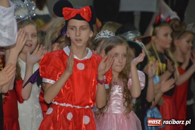 Zdjęcie w galerii na portalu naszraciborz.pl: Wielki bal maskowy w szkole na Ostrogu wiadomości z regionu