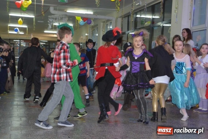 Zdjęcie w galerii na portalu naszraciborz.pl: Wielki bal maskowy w szkole na Ostrogu wiadomości z regionu