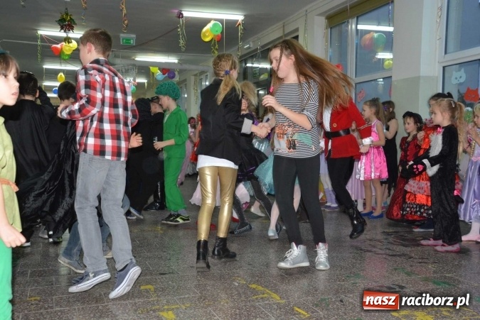 Zdjęcie w galerii na portalu naszraciborz.pl: Wielki bal maskowy w szkole na Ostrogu wiadomości z regionu