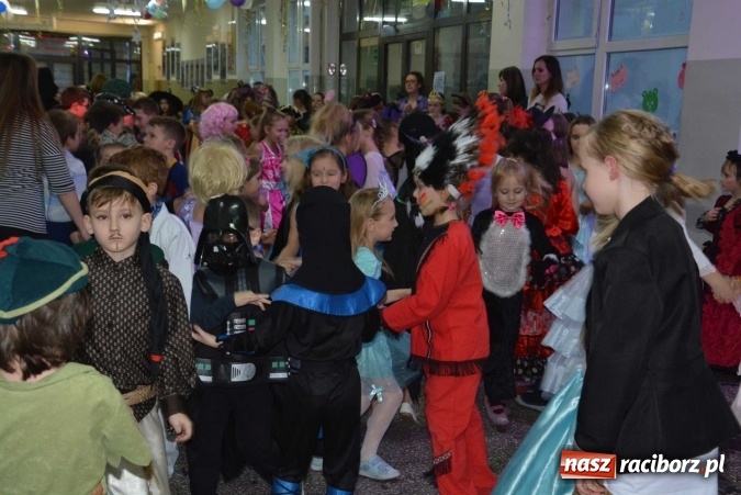 Zdjęcie w galerii na portalu naszraciborz.pl: Wielki bal maskowy w szkole na Ostrogu wiadomości z regionu