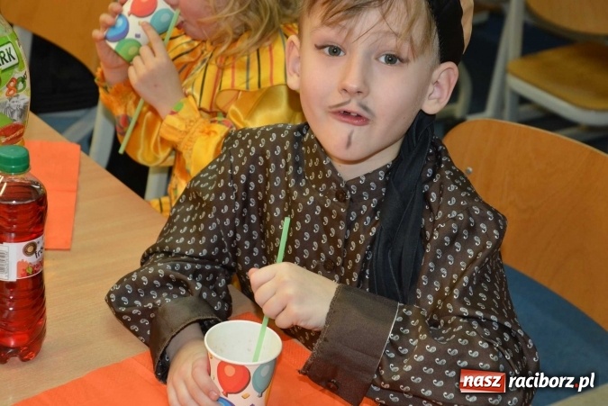 Zdjęcie w galerii na portalu naszraciborz.pl: Wielki bal maskowy w szkole na Ostrogu wiadomości z regionu