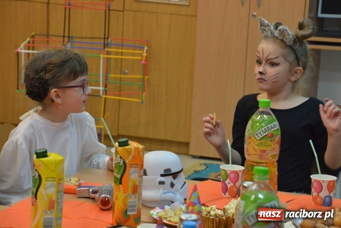 Zdjęcie w galerii na portalu naszraciborz.pl: Wielki bal maskowy w szkole na Ostrogu wiadomości z regionu