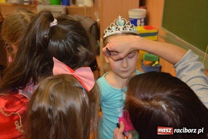 Zdjęcie w galerii na portalu naszraciborz.pl: Wielki bal maskowy w szkole na Ostrogu wiadomości z regionu