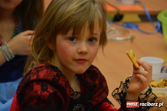 Zdjęcie w galerii na portalu naszraciborz.pl: Wielki bal maskowy w szkole na Ostrogu wiadomości z regionu