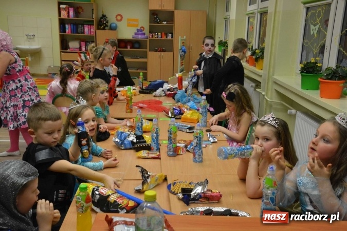 Zdjęcie w galerii na portalu naszraciborz.pl: Wielki bal maskowy w szkole na Ostrogu wiadomości z regionu