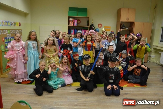 Zdjęcie w galerii na portalu naszraciborz.pl: Wielki bal maskowy w szkole na Ostrogu wiadomości z regionu