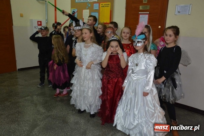 Zdjęcie w galerii na portalu naszraciborz.pl: Wielki bal maskowy w szkole na Ostrogu wiadomości z regionu