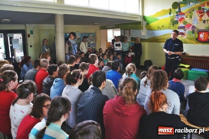 Zdjęcie w galerii na portalu naszraciborz.pl: Policjanci rozmawiali z uczniami ZSS w Raciborzu o bezpieczeństwie podczas ferii wiadomości z regionu