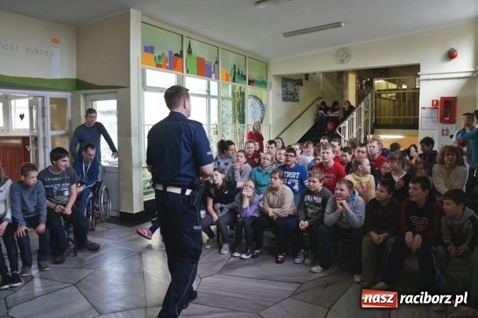 Zdjęcie w galerii na portalu naszraciborz.pl: Policjanci rozmawiali z uczniami ZSS w Raciborzu o bezpieczeństwie podczas ferii wiadomości z regionu