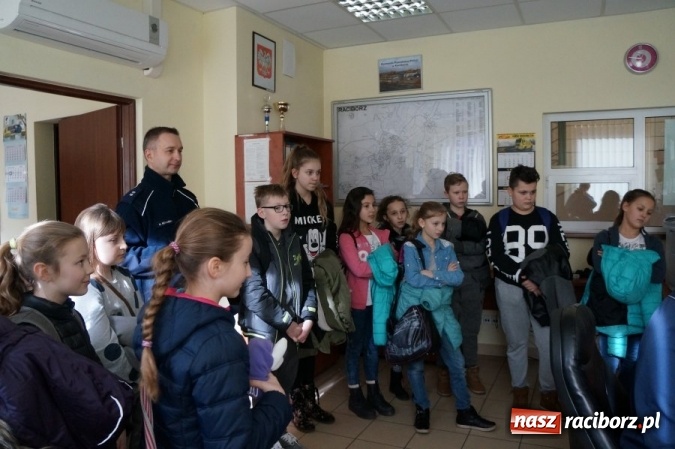 Zdjęcie w galerii na portalu naszraciborz.pl: Uczniowie z Zabełkowa z wizytą u raciborskich stróżów prawa  wiadomości z regionu
