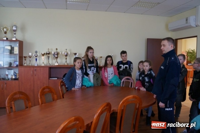 Zdjęcie w galerii na portalu naszraciborz.pl: Uczniowie z Zabełkowa z wizytą u raciborskich stróżów prawa  wiadomości z regionu